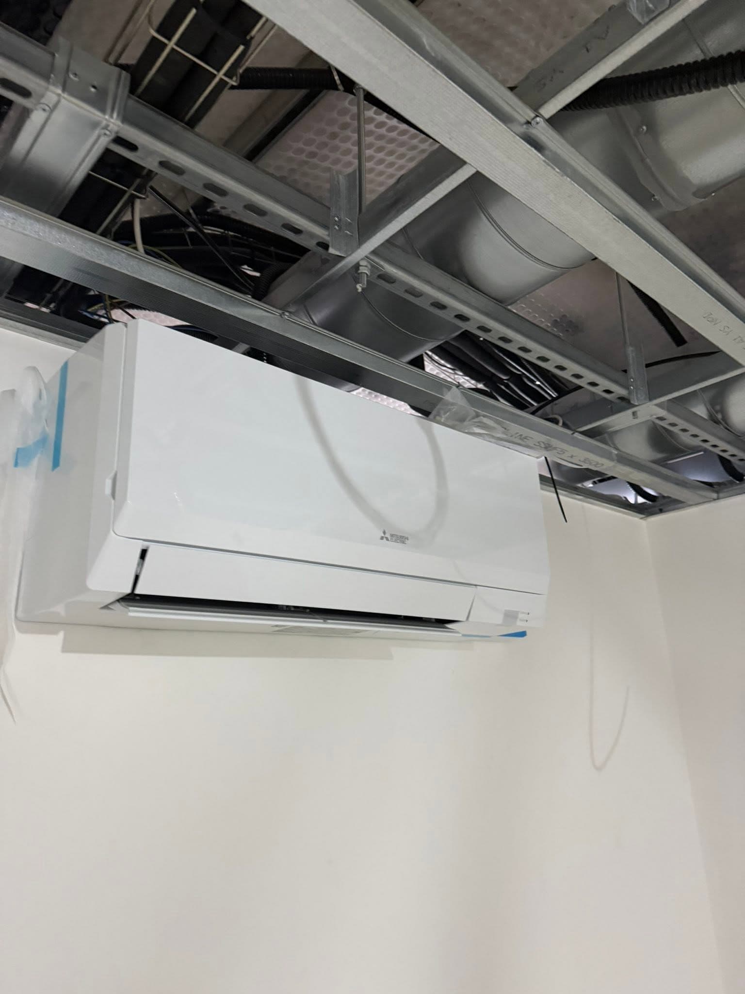 Office Air Conditioning — photo 1